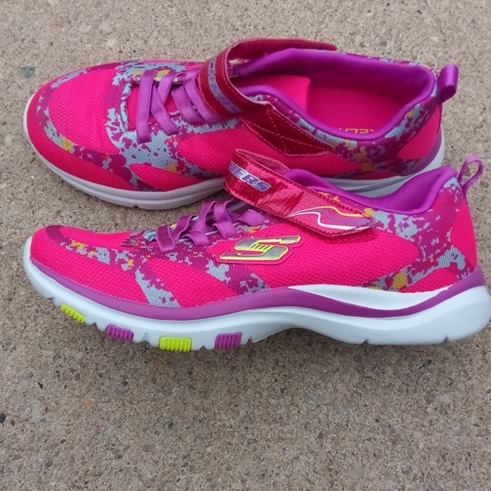 Sketchers sneakers